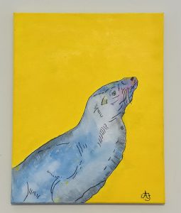 Blue seal in front of a yellow background